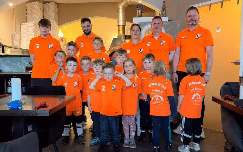Poloshirt Übergabe durch Sponsor La Fermata Neunkirchen